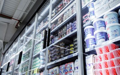 Kaip išlaikyti tvarkingą šaldytuvą be papildomų lentynų: aiški sistema, kuri veikia kasdien