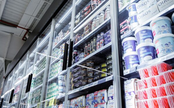 Kaip išlaikyti tvarkingą šaldytuvą be papildomų lentynų: aiški sistema, kuri veikia kasdien