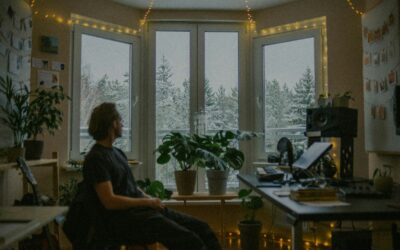 Kaip išlikti žvaliems po ilgos dienos: švelnūs energijos palaikymo būdai be stimuliantų ir kraštutinumų