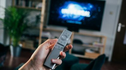 Kaip namuose išnaudoti išmanųjį televizorių: nuo paprasto žiūrėjimo iki patogios kasdienybės