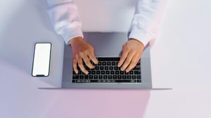 Kaip neperkrauti pavargusios galvos: 7 būdai susitvarkyti su informacijos pertekliumi ir išlikti susikaupus