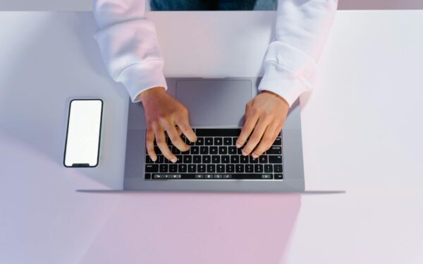 Kaip neperkrauti pavargusios galvos: 7 būdai susitvarkyti su informacijos pertekliumi ir išlikti susikaupus