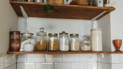 Kaip palaikyti tvarkingą šaldytuvo turinį be sudėtingų lentynų: aiški maisto produktų vieta ir paprasti įpročiai