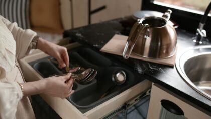 Kaip tvarkyti smulkius namų pirkinius, kad spinta neapsikrautų ir pinigai nedingtų nepastebėti