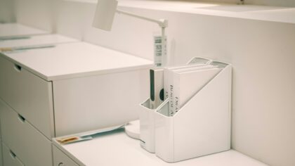 Kasdien auganti popieriaus krūva namuose: kaip tvarkingai laikyti dokumentus, garantijas ir sąskaitas