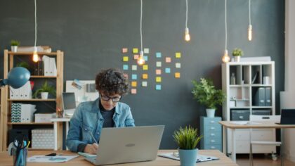Kasdieniai dirbtinio intelekto įrankiai ne IT žmonėms: kaip jie jau dabar gali sutaupyti daug laiko