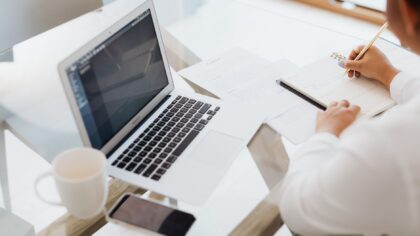 Maži sprendimai, didelė nauda: kaip per 15 minučių per mėnesį susitvarkyti finansus