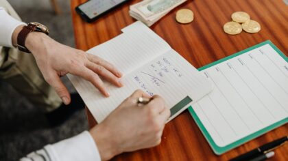 Maži sprendimai, didelis efektas: kaip per 12 mėnesių išsiugdyti tvarius taupymo įpročius