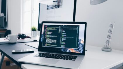 Programinės įrangos atnaujinimai be panikos: kaip suprasti pranešimus, pasirinkti laiką ir nesusigadinti darbo