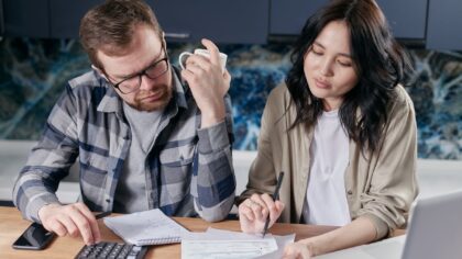 Šeimos finansinė rutina be įtampos: kaip per mėnesį pasidalyti išlaidas taip, kad visi jaustųsi teisingai