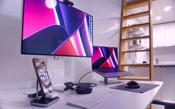 Telefonas darbo ir asmeniniam gyvenimui: kaip protingai atskirti paskyras, duomenis ir pranešimus