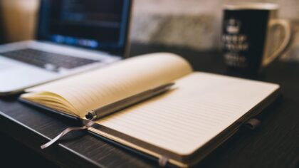 Užrašų vedimas, kuris iš tiesų veikia: kaip susidėlioti informaciją, kad galva nepersikrautų