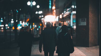 Vakaro pasivaikščiojimai po miestą: kaip paversti kasdienį ėjimą įdomiu laisvalaikiu be papildomų išlaidų