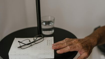 Vanduo prie lovos ir stiklinė per dieną: kaip susikurti realiai veikiančią gėrimo sistemą namuose