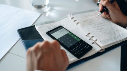 Finansiniai įpročiai be skaičiuoklių: kaip per 10 minučių per dieną sustiprinti asmeninę pinigų kontrolę