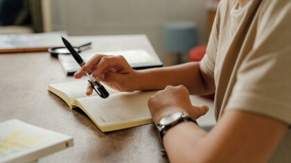Ką daryti, kai viskas atrodo skubiai: kaip atsirinkti tikrai svarbius reikalus ir nebeperdegti