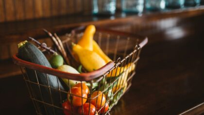 Kaip apsipirkti maistui vienai savaitei: aiškus produktų sąrašas ir realūs patiekalų deriniai be sudėtingų receptų