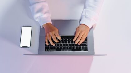 Kaip atpažinti perdegimą nuo ekranų ir informacijos srauto: praktiški žingsniai susigrąžinti ramybę