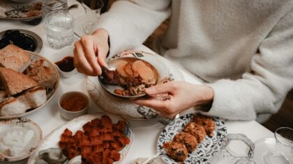 Kaip planuoti savaitės vakarienes iš to paties pirkinių krepšelio: vienas apsipirkimas, penkios skirtingos idėjos