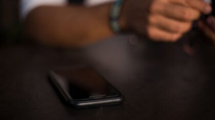 Kaip saugiai parduoti ar dovanoti seną telefoną: ką būtina ištrinti ir kur dažniausiai suklystama