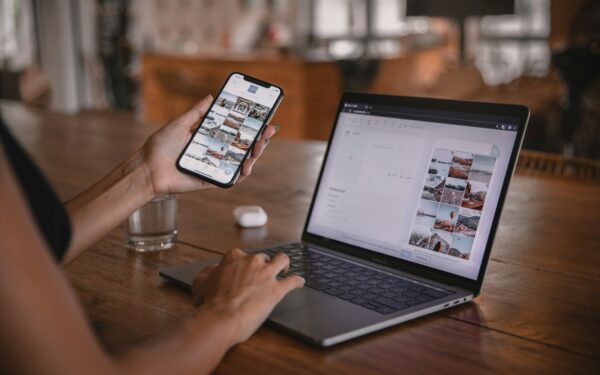 Kasdieniai dirbtinio intelekto asistento naudojimo būdai: kaip jis gali padėti telefonu ir internete