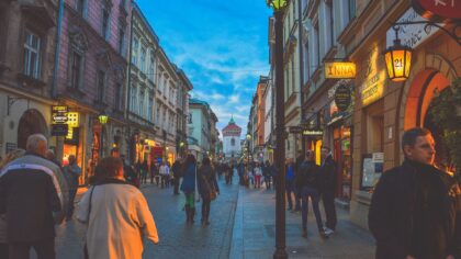 Kasdieniai mikro nuotykiai mieste: kaip įtraukti nedidelius atradimus į darbų pripildytą dieną