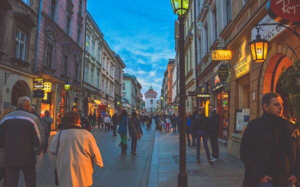 Kasdieniai mikro nuotykiai mieste: kaip įtraukti nedidelius atradimus į darbų pripildytą dieną