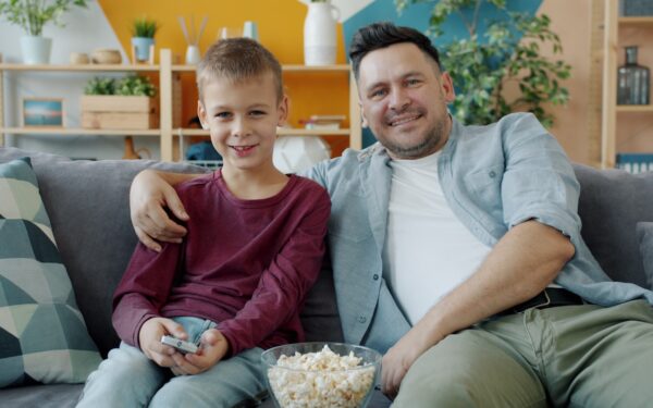 Neplanuota kino vakaro patirtis namuose: kaip susikurti jaukią tradiciją, kuri nesibaigia ginču „ką žiūrime?“