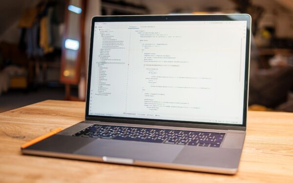 Programinės įrangos atnaujinimai be panikos: ką jie iš tiesų daro ir kada verta neskubėti