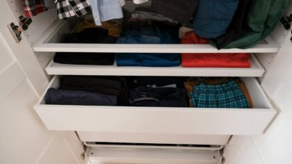 Stalčiai, kurie nebeužsikerta: kaip susiplanuoti patogius drabužių ir smulkmenų stalčius be didelių išlaidų