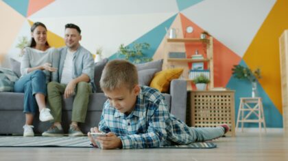 Telefonas vaikams pirmą kartą: kaip paruošti įrenginį ir susitarti dėl aiškių naudojimo taisyklių