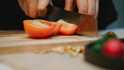 Vakaro kulinariniai eksperimentai: kaip paversti maisto gaminimą ramiu ir įkvepiančiu hobiu po darbo