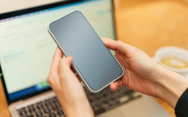 Viešas Wi-Fi be stresų: paprasti žingsniai, kaip naudotis kavinėse, oro uostuose ir viešbučiuose