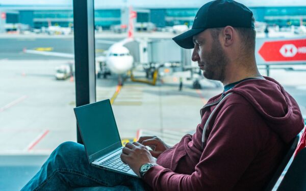 Viešas Wi-Fi kavinėse ir oro uostuose: kaip prisijungti be rizikingų klaidų ir ko geriau vengti