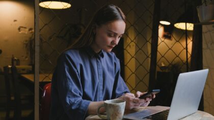 Viešos „Wi-Fi“ pinklės: kaip saugiai jungtis kavinėse, viešbučiuose ir oro uostuose neaukojant patogumo